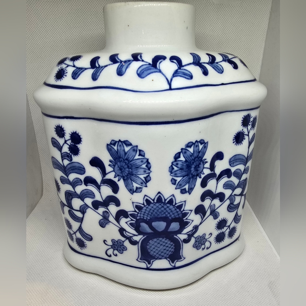 Chinese cobalt/white porcelain